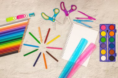 Okula geri dön - Okul malzemeleri masada 