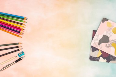 Okula geri dön - Okul malzemeleri masada 