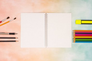 Okula geri dön - Okul malzemeleri masada 