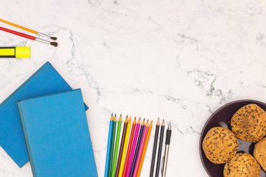 Okula geri dön - Okul malzemeleri masada 