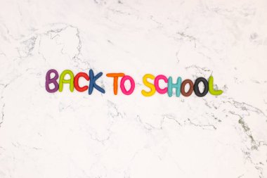 Renkli Back to school title on the table 