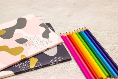 Okula geri dön - Okul malzemeleri masada 