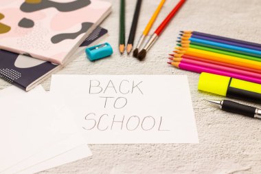 Okula geri dön - Okul malzemeleri masada 