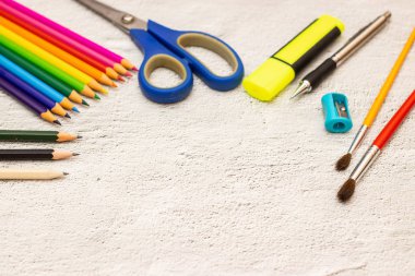 Okula geri dön - Okul malzemeleri masada 