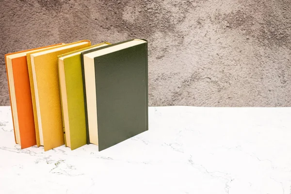 Hermosos Libros Colores Sobre Mesa Para Leer —  Fotos de Stock