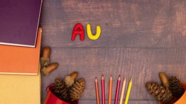 Sonbahar kompozisyon sonbahar başlığı ile ahşap masada hareketli - Stop motion animasyon 