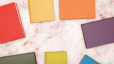 Renkli kitaplar ortasından hareket eder ve başlığınız için çerçeve yapar - Hareketi durdurun 