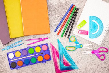 Okul konsepti - Okul malzemeleri masada - Okula dönüş 