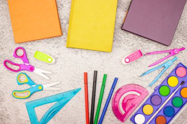 Okul konsepti - Okul malzemeleri masada - Okula dönüş 