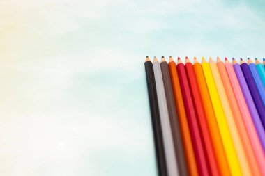 Tabloda sıralanmış farklı renklerde renkli kalemler 