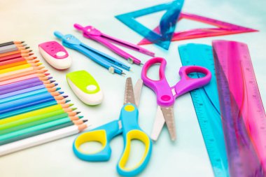 Okul konsepti - Okul malzemeleri masada - Okula dönüş 