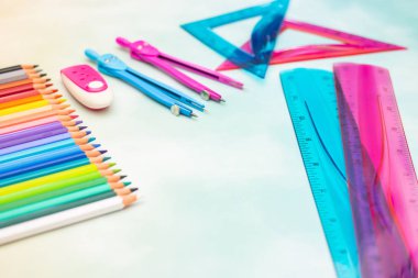 Okul konsepti - Okul malzemeleri masada - Okula dönüş 