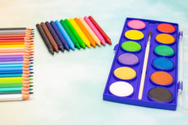 Okul konsepti - Okul malzemeleri masada - Okula dönüş 