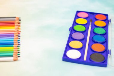 Okul konsepti - Okul malzemeleri masada - Okula dönüş 