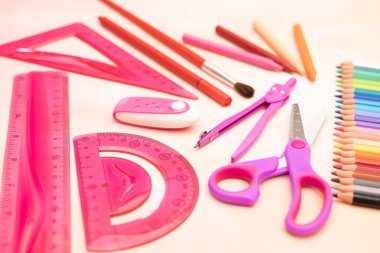 Kızlar için masada Pembe okul malzemeleri 