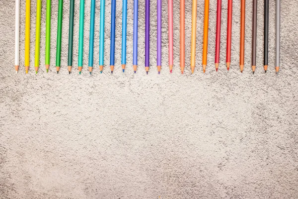 不同颜色的彩色铅笔在桌子上订购 — 图库照片