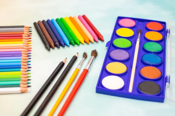 Okul konsepti - Okul malzemeleri masada - Okula dönüş 