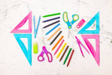 Okul konsepti - Okul malzemeleri masada - Okula dönüş 