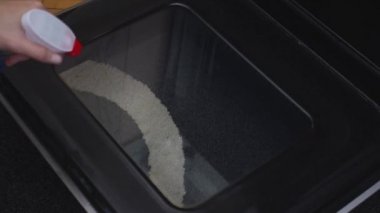 Kadın temizlik ocak - ev işi yapıyor 