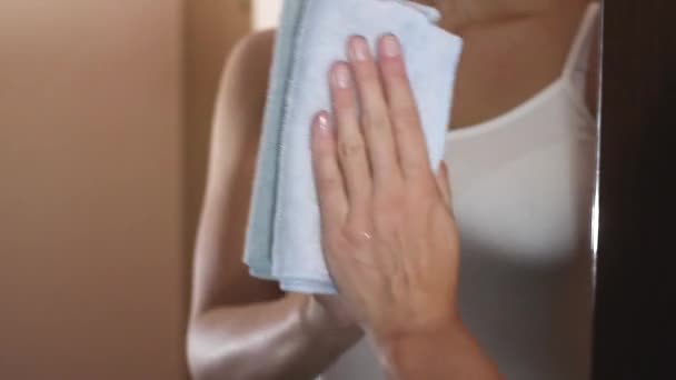 Жінка Чистить Дзеркало Синьою Тканиною — стокове відео