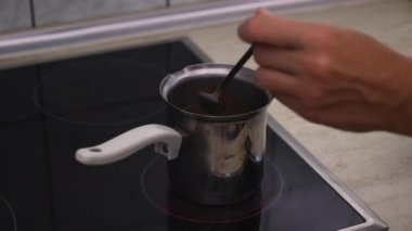 Kadın siyah kahve pişirme 