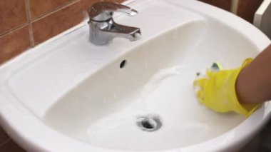 Ev işi görüntüleri yapmak - Temizlik banyo lavabo sünger ile 