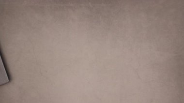 Sonbahar konsepti - Masanın üzerinde sonbahar dekorasyonu ile çevrili üst ve ofis malzemeleri - Hareket Canlandırmasını Durdur