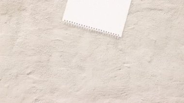 Ofis malzemelerinin yerini değiştiren renkli kağıtların hareketini durdur