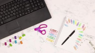Ofis malzemeleriyle dolu renkli kağıtların hareketini durdur.
