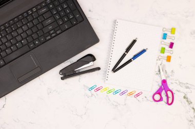 Ofis masasının en üst görüntüsü. Ofis malzemeleri masada.