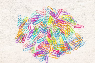 Masadaki renkli ataçlar