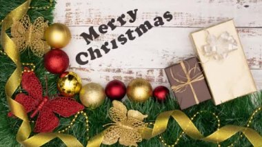 Mutlu Noeller, güzel Noel süslemeleri, kırmızı süsler ve hediyelerle çevrili. 