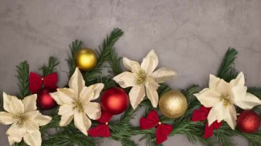 Hareket eden Noel süslemelerini durdurun. Çelenk, kırmızı ve altın süsler. 