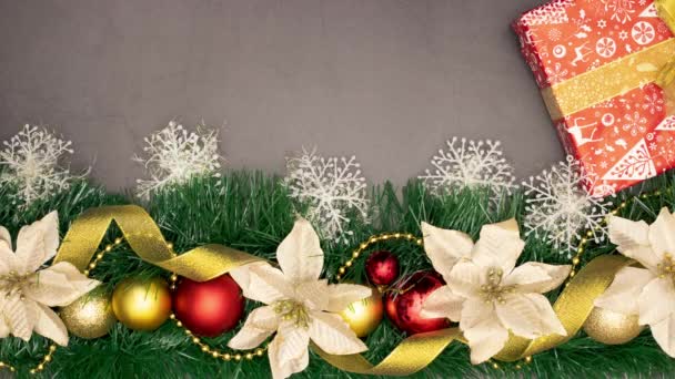 Feliz Título Navidad Aparecen Por Encima Decoración Navidad Con Adornos — Vídeos de Stock