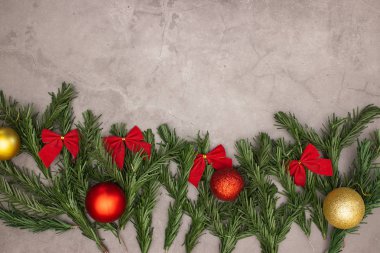 Güzel altın ve kırmızı Noel süslemeleri