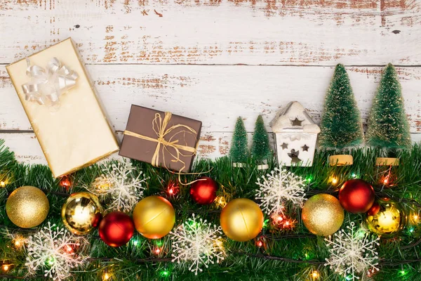 Schöne Weihnachtsdekoration Mit Goldenen Und Roten Ornamenten Und Weihnachtsgeschenken — Stockfoto