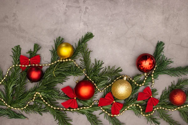 Schöne Goldene Und Rote Weihnachtsdekoration Mit Weihnachtsschmuck — Stockfoto