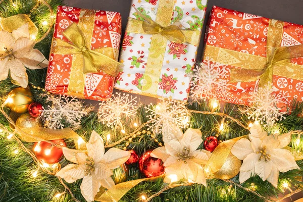 Schöne Weihnachtsdekoration Mit Goldenen Und Roten Ornamenten Und Weihnachtsgeschenken — Stockfoto