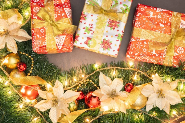 Schöne Weihnachtsdekoration Mit Goldenen Und Roten Ornamenten Und Weihnachtsgeschenken — Stockfoto