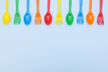 Farklı renkte yemek için plastik çatal bıçak takımı.