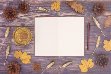 Sonbahar konsepti. Ahşap temalı yapraklar ve detaylarla sonbahar dekorasyonu