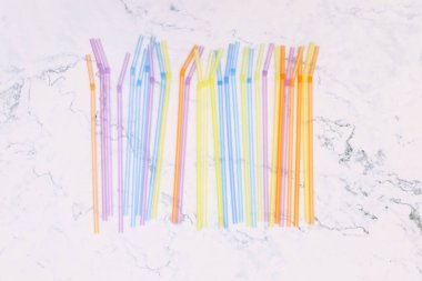 Farklı renkte yemek için plastik çatal bıçak takımı.