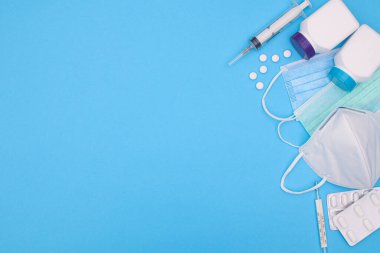 Mavi tema hakkında Covid 19 için tıbbi araçlar ve önleme