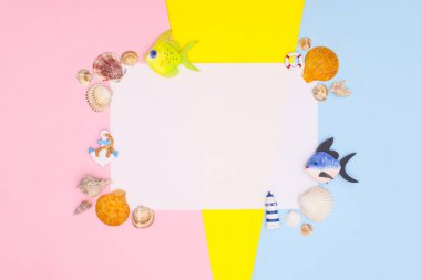 Yaz tatili çerçevesi ile yaz detayları ve dekorasyonları 