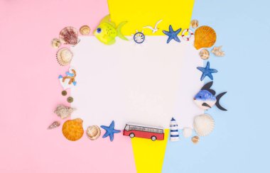Yaz tatili çerçevesi ile yaz detayları ve dekorasyonları 