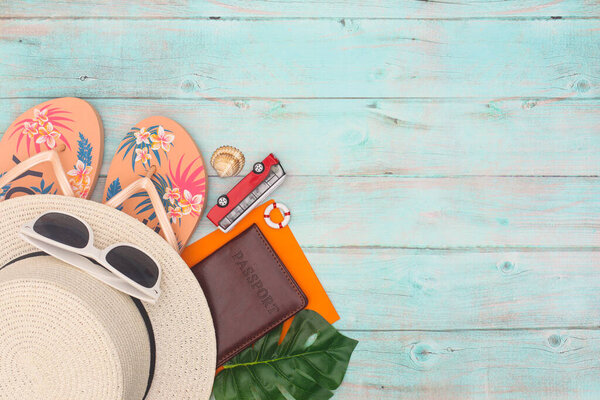 Летние каникулы и путешествия женщины аксессуары. Концепция путешествия