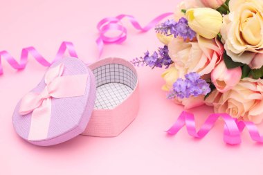 Hediye ve çiçeklerle romantik bir doğum günü dekoru. 