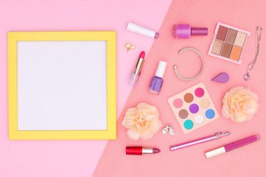 Pembe temalı ürünler ve fotoğraf çerçevesi 