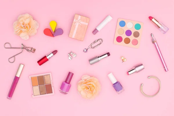 Pembe temalı Pastel makyaj ürünleri 
