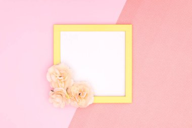 Pembe arkaplanda dekoratif fotoğraf çerçevesi